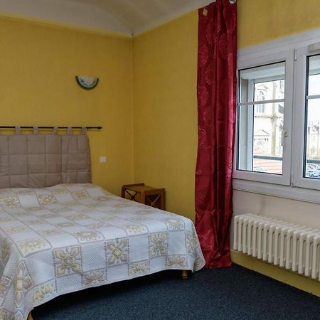 Hotel De La Cloche Sp Реймс Экстерьер фото