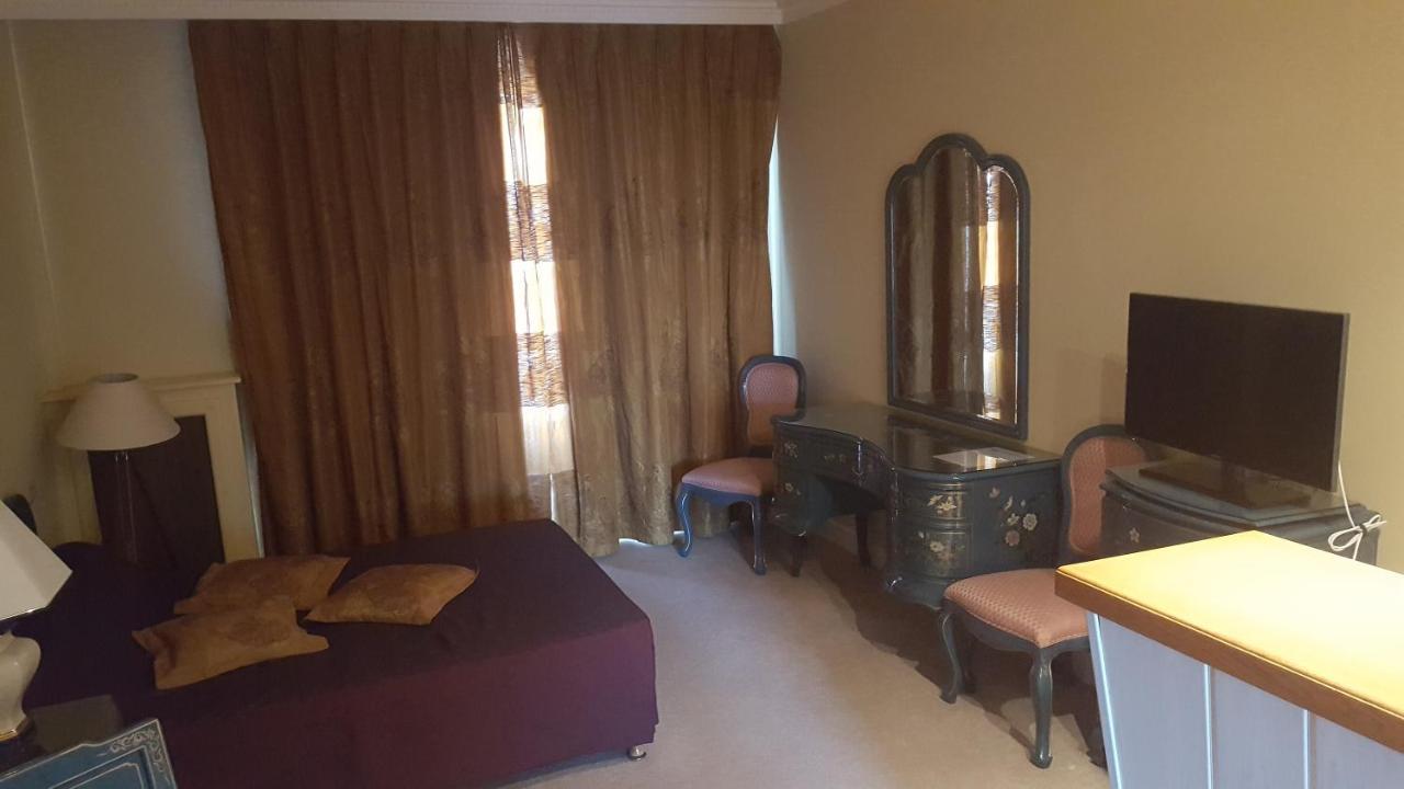 Hotel De La Cloche Sp Реймс Экстерьер фото