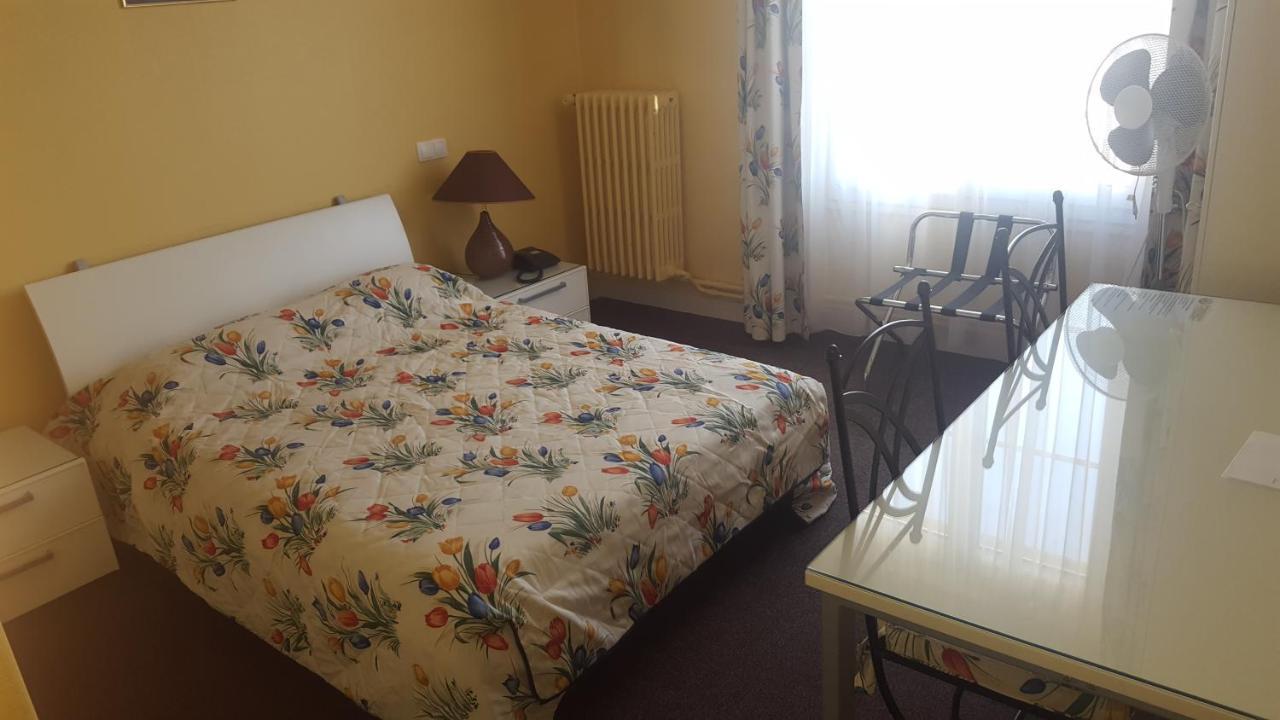 Hotel De La Cloche Sp Реймс Экстерьер фото