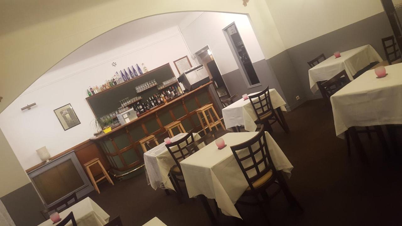 Hotel De La Cloche Sp Реймс Экстерьер фото