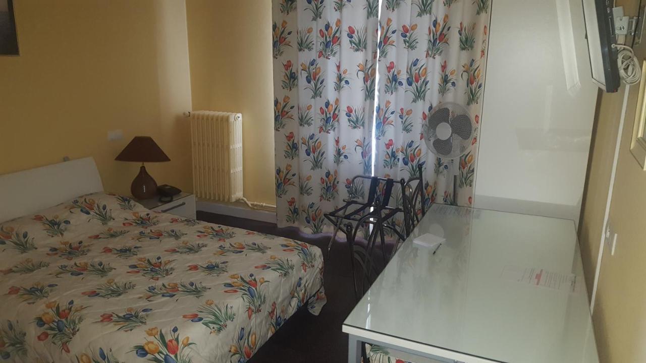 Hotel De La Cloche Sp Реймс Экстерьер фото