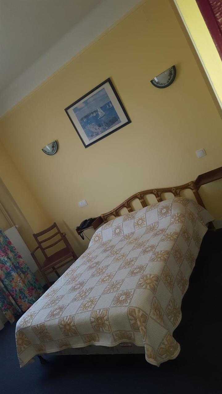 Hotel De La Cloche Sp Реймс Экстерьер фото