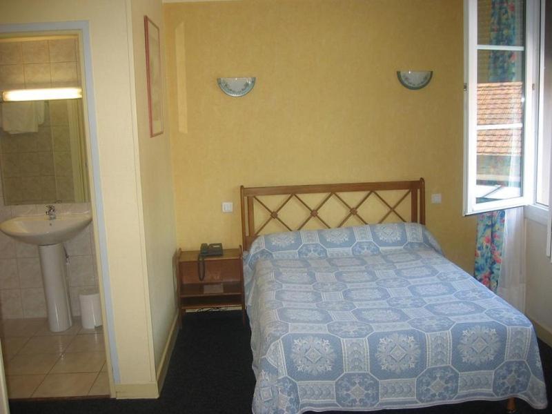 Hotel De La Cloche Sp Реймс Экстерьер фото