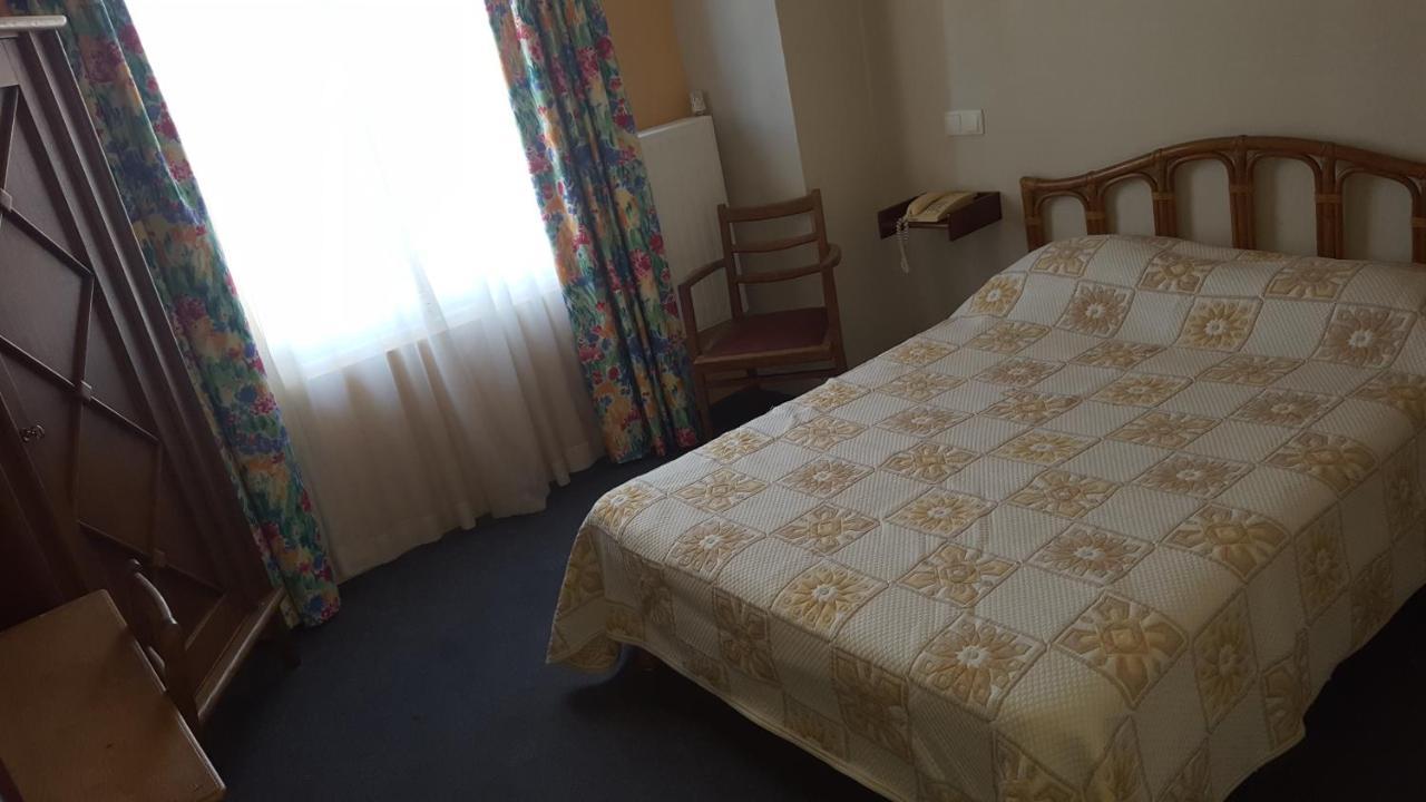 Hotel De La Cloche Sp Реймс Экстерьер фото