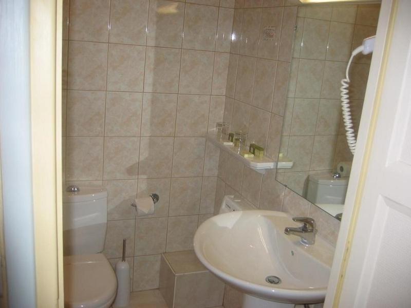 Hotel De La Cloche Sp Реймс Экстерьер фото