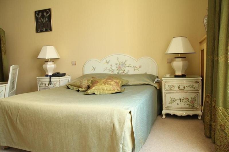 Hotel De La Cloche Sp Реймс Экстерьер фото