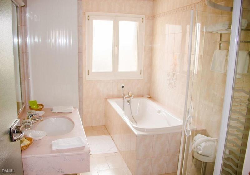 Hotel De La Cloche Sp Реймс Экстерьер фото