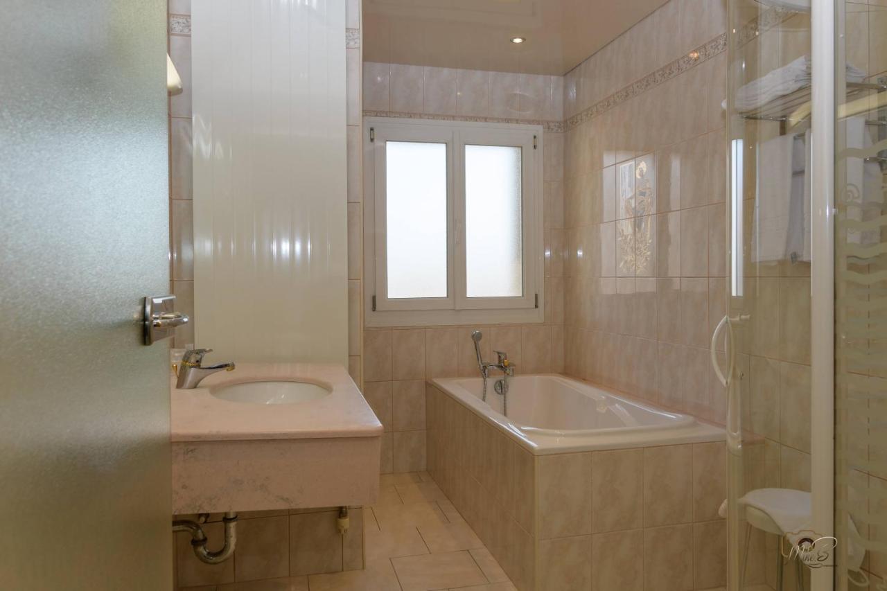 Hotel De La Cloche Sp Реймс Экстерьер фото